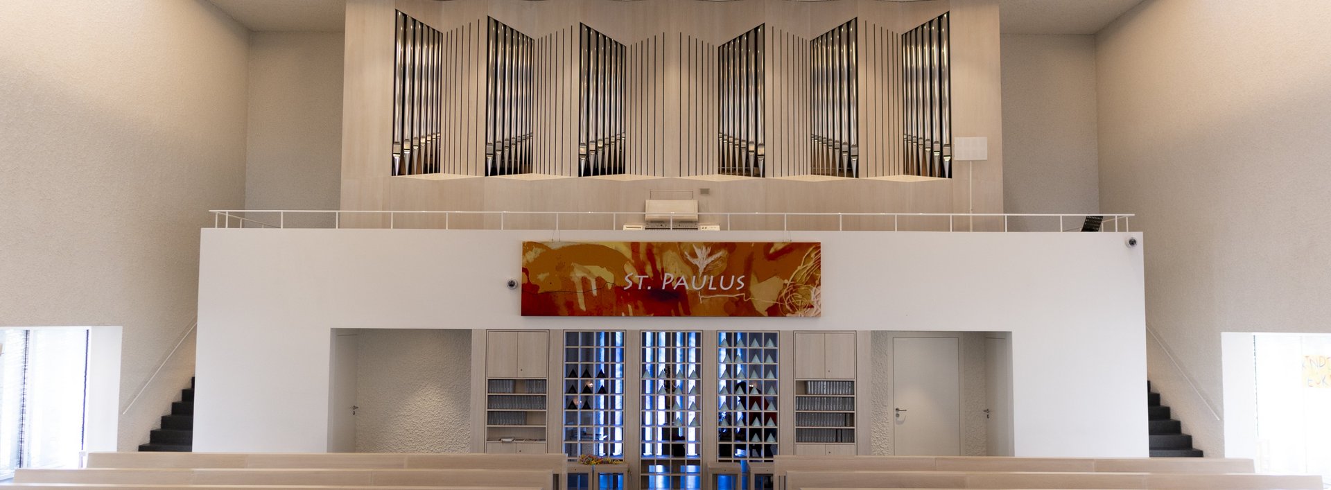 Blick zur Orgel von Altar